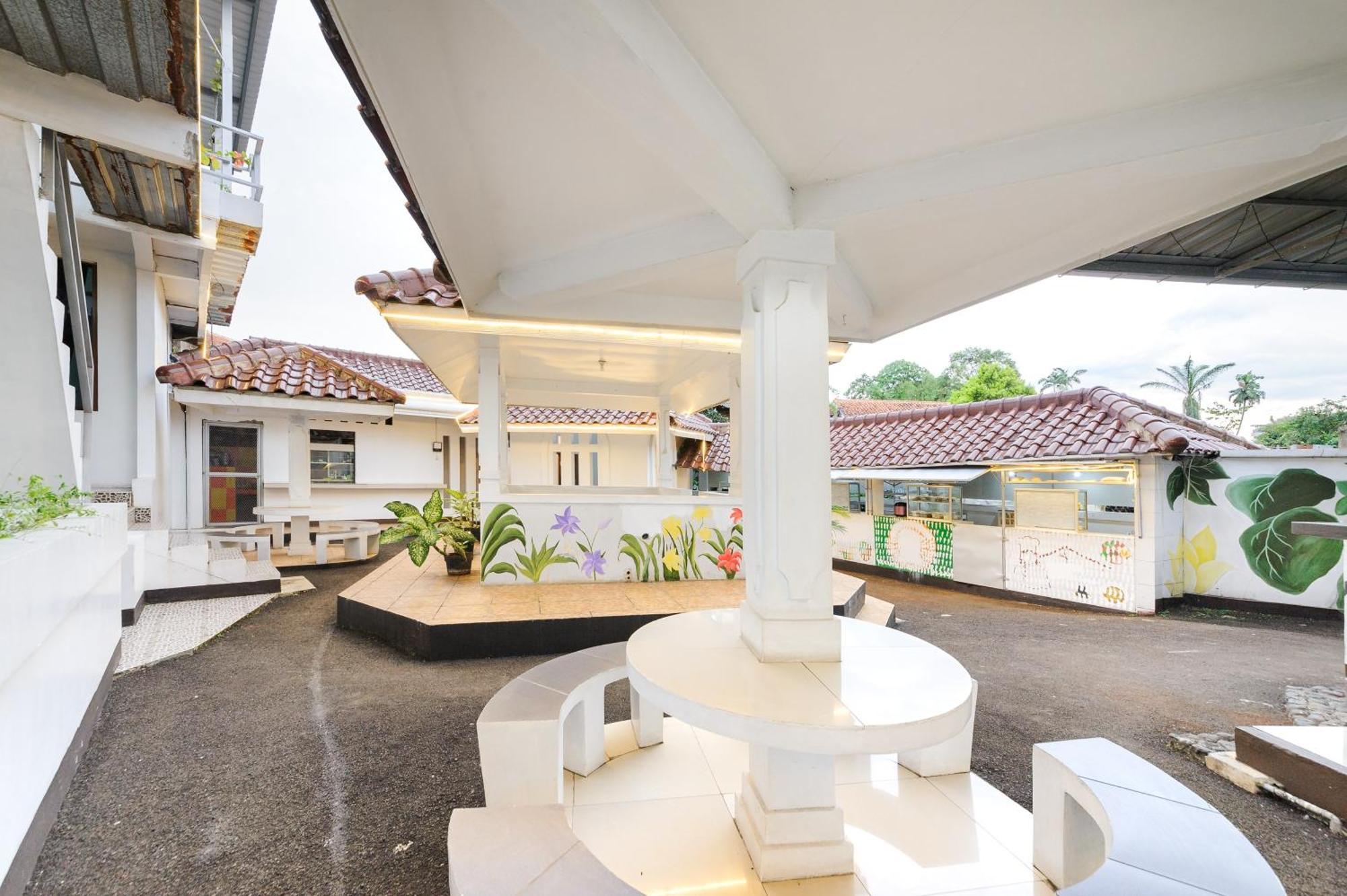 เรดดอร์ซ ซาเรียะห์ เนียร์ ตามาน แอร์ มันกูร์ โบกอร์ Hotel ภายนอก รูปภาพ